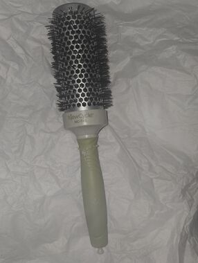 NewCycle NC-T45 Round Vent Brush — Light Green Styling Brush for Women